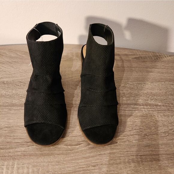 TIME AND TRU WOMEN'S BLACK MEMORY FOAM SANDALS SIZE 7 1/2 WOMEN HEEL SHOE - Picture 3 of 4